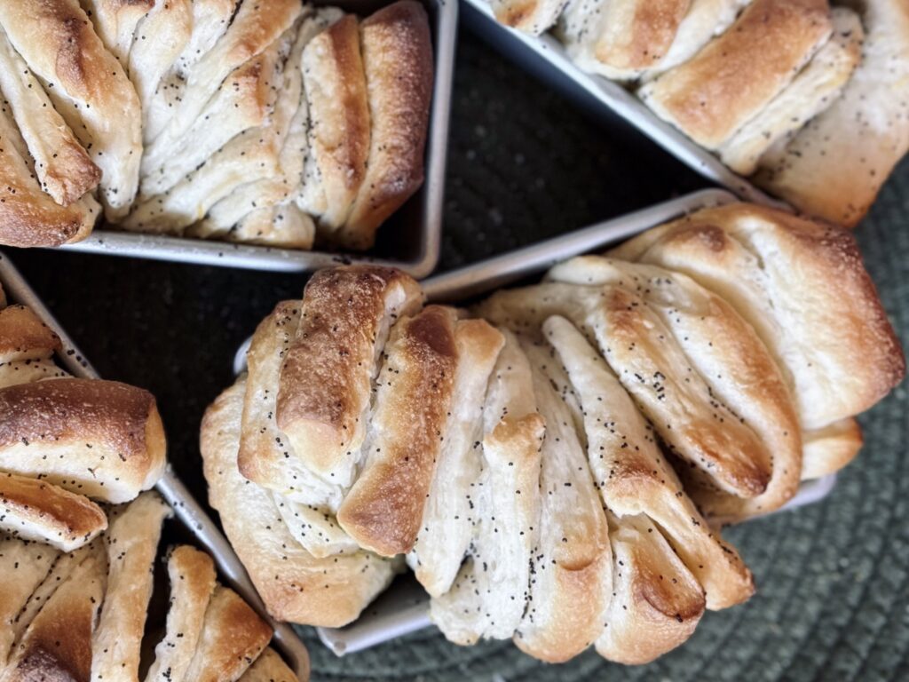 lemon poppyseed sourdough pull-apart bread